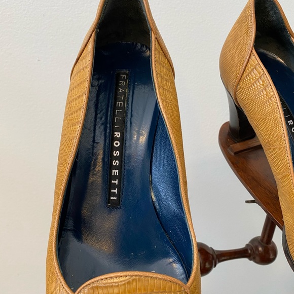 Mustard textured pumps - Picture 8 of 10